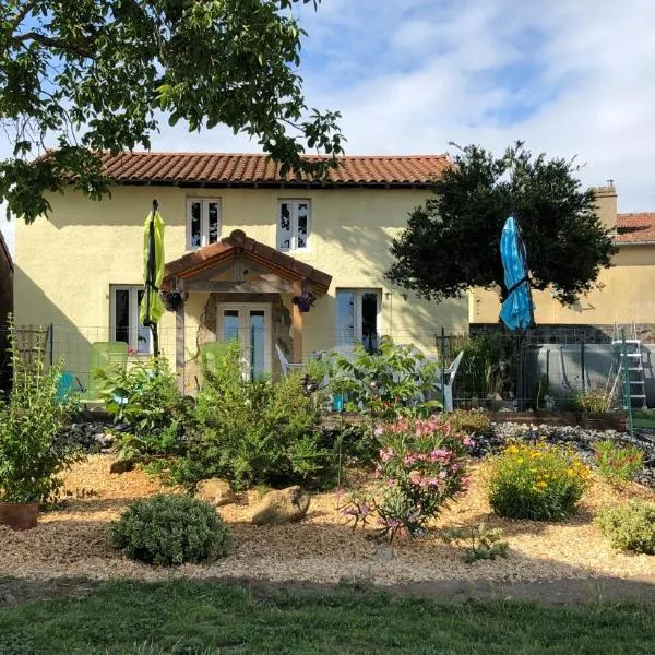 The Walnut Tree Chambre d'Hotes，位于Le Dorat的酒店