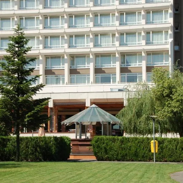 Ramada by Wyndham Bucharest Parc Hotel，位于Bucureştii Noi的酒店