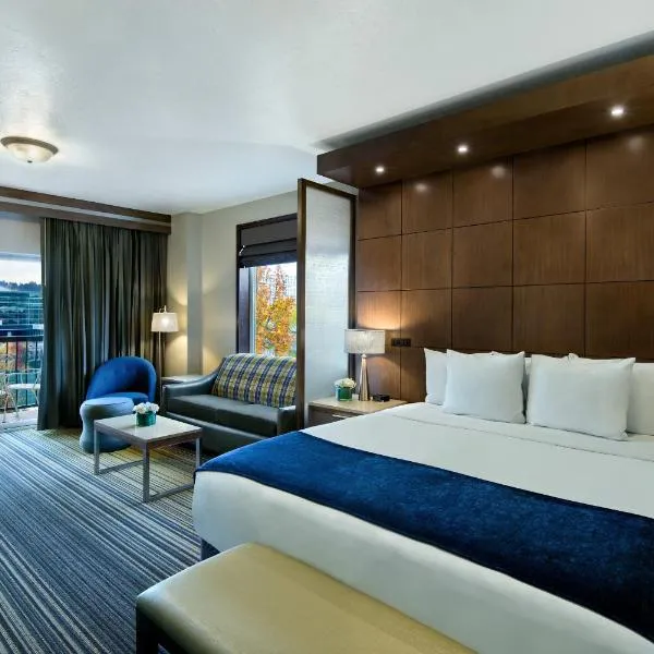 Oxford Suites Spokane Downtown，位于Nine Mile Falls的酒店