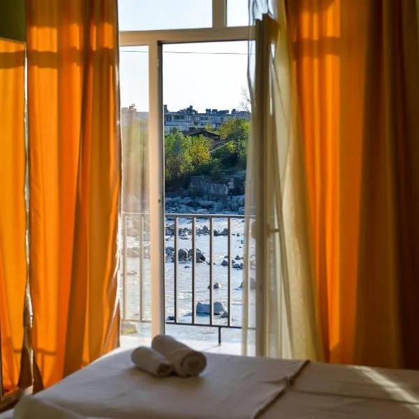 Four Seasons Riverside，位于Godogani的酒店