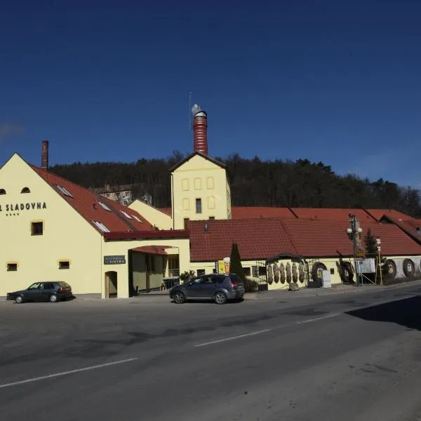 撕拉多纳酒店，位于Újezd的酒店