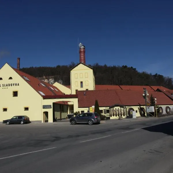 撕拉多纳酒店，位于切尔纳山的酒店