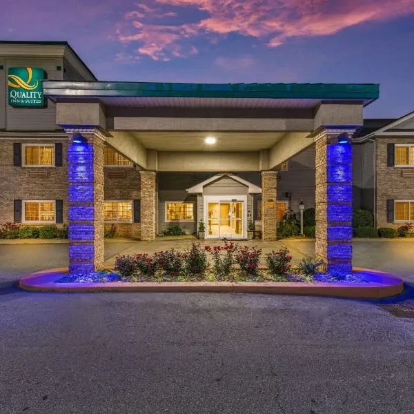 Quality Inn & Suites Hendersonville - Flat Rock，位于Laurel Park的酒店