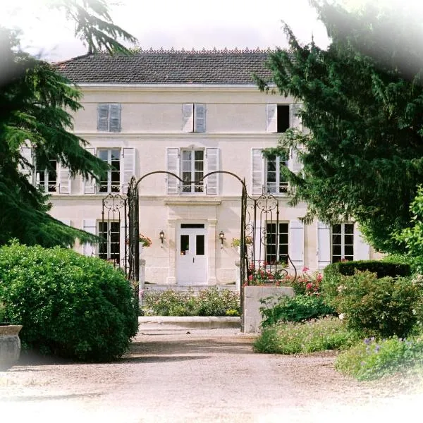 Chateau De Mesnac, maison d hote et gites，位于Beauvais-sur-Matha的酒店