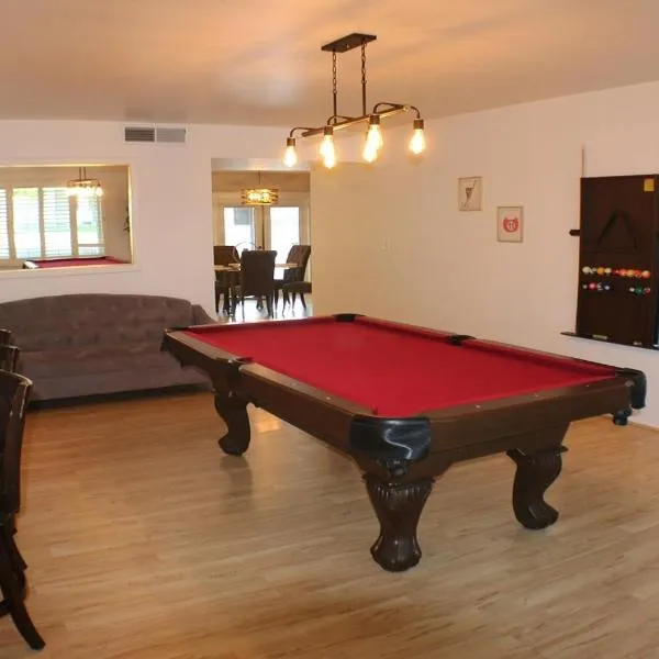 Tempe Escape with Heated Pool, Billiards & Firepit Fun，位于坦培的酒店