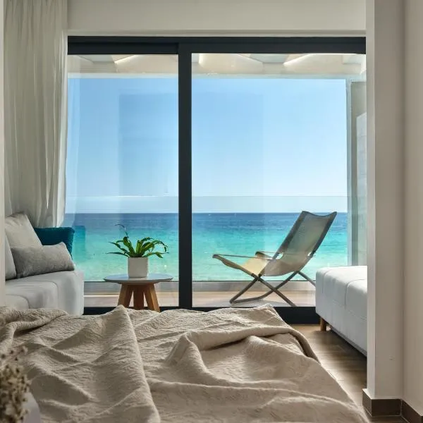 Cavo Orient Beach Hotel & Suites，位于Gaïtánion的酒店