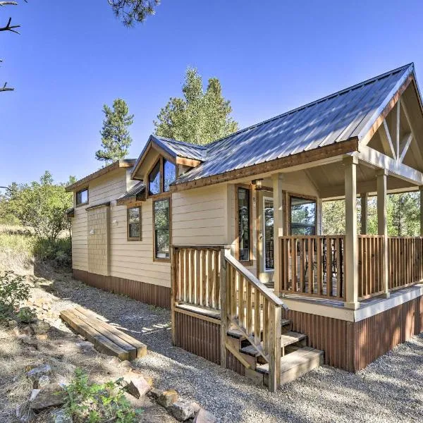 Roomy Pagosa Springs Tiny Cabin 1 Mi to Downtown，位于帕戈萨斯普林斯的酒店