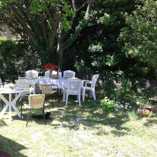 Family apartment Garden and Sea，位于佩特罗瓦纳莫鲁的酒店