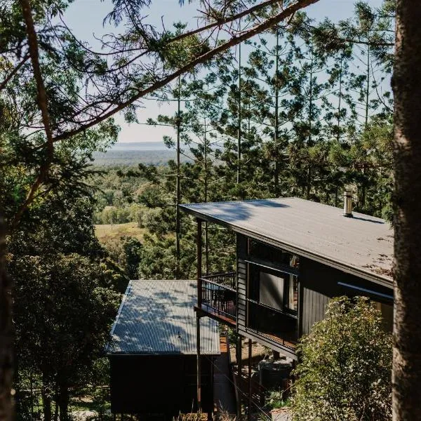 Rainforest Gardens - Luxury Hillside Accomodation with Views to Bay & Islands，位于Mount Cotton的酒店