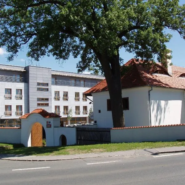 梅里图姆酒店，位于Jeneč的酒店