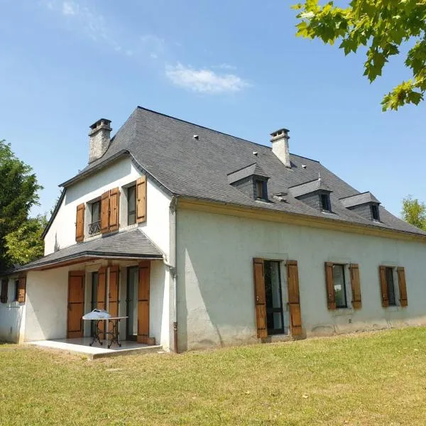 La bergerie, maison spacieuse avec grand jardin, vue sur les Pyrénées，位于卢尔德的酒店