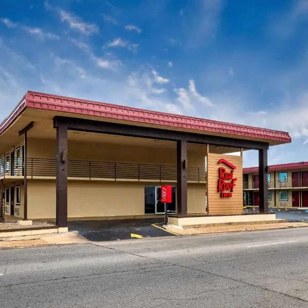 Red Roof Inn Fort Smith Downtown，位于Muldrow的酒店