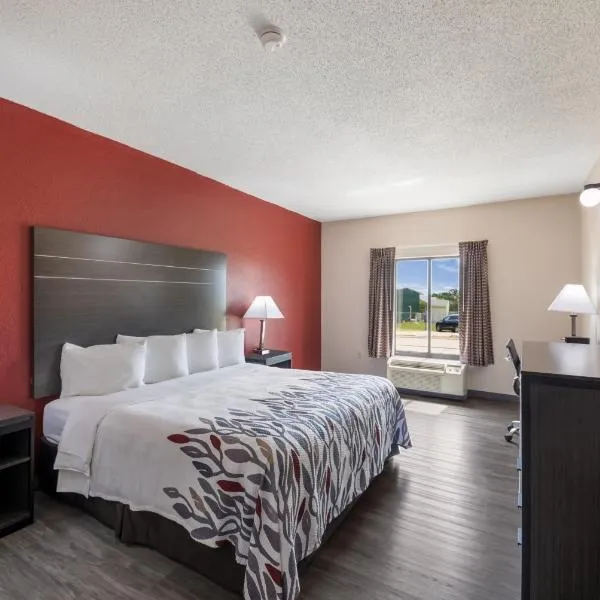 Red Roof Inn & Suites Austin East - Manor，位于玛诺的酒店