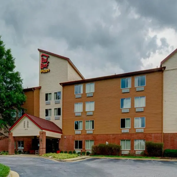 Red Roof Inn PLUS Raleigh Downtown NCSU Conv Center，位于Tysonville的酒店