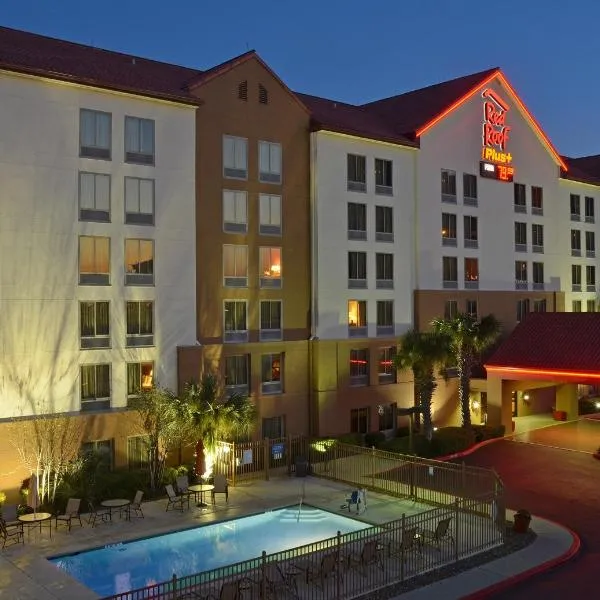Red Roof Inn PLUS+ San Antonio Downtown - Riverwalk，位于圣安东尼奥的酒店