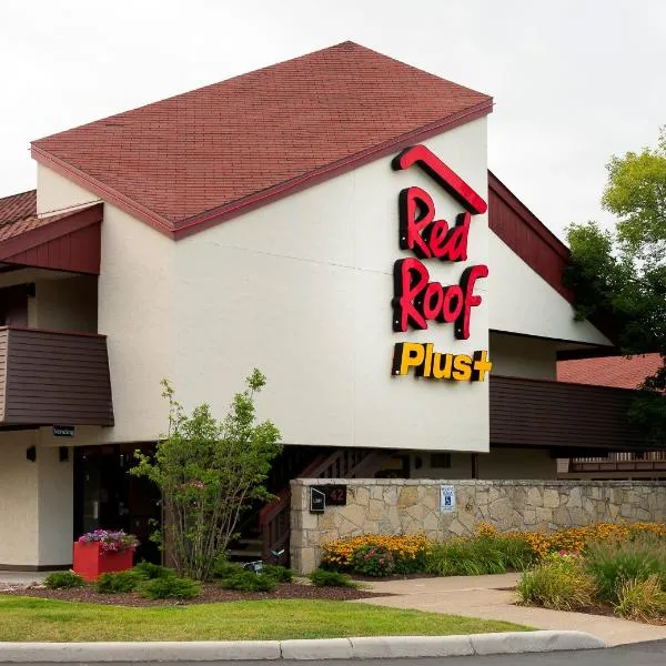 Red Roof Inn PLUS+ Pittsburgh South - Airport，位于Moon Run的酒店