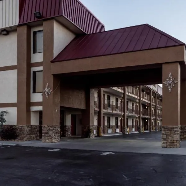 Red Roof Inn & Suites Pigeon Forge Parkway，位于瓦尔登克里克的酒店