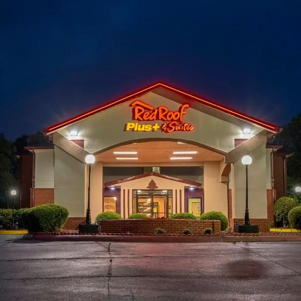Red Roof Inn PLUS+ & Suites Opelika，位于欧佩莱卡的酒店
