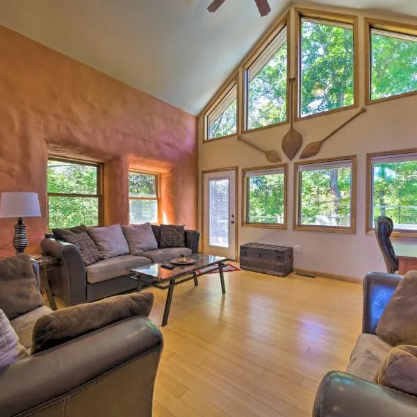 Peaceful Custom Carbondale Home w/ Deck, Near SIU!，位于卡本代尔的酒店