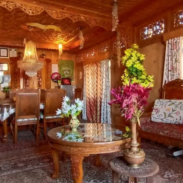Houseboat New Suzan，位于斯利那加的酒店