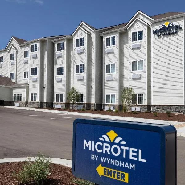 Microtel Inn & Suites by Wyndham Loveland，位于温莎的酒店