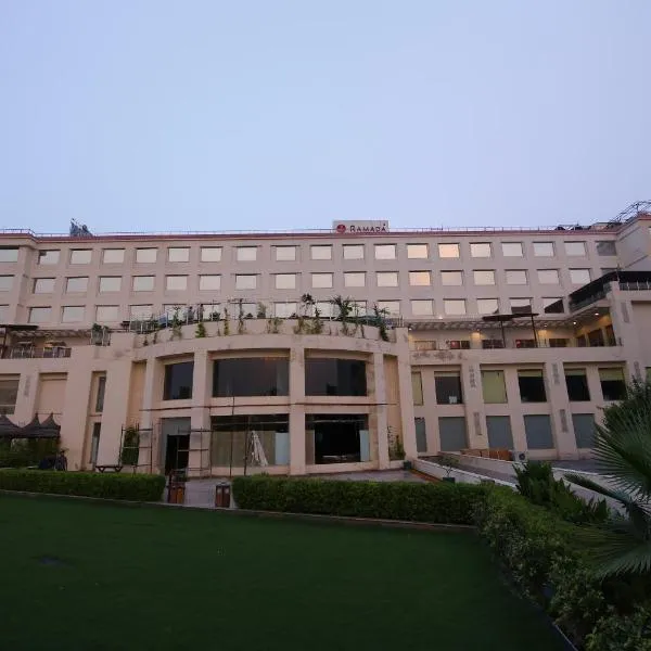 内姆拉纳华美达酒店，位于Shāhjahānpur的酒店