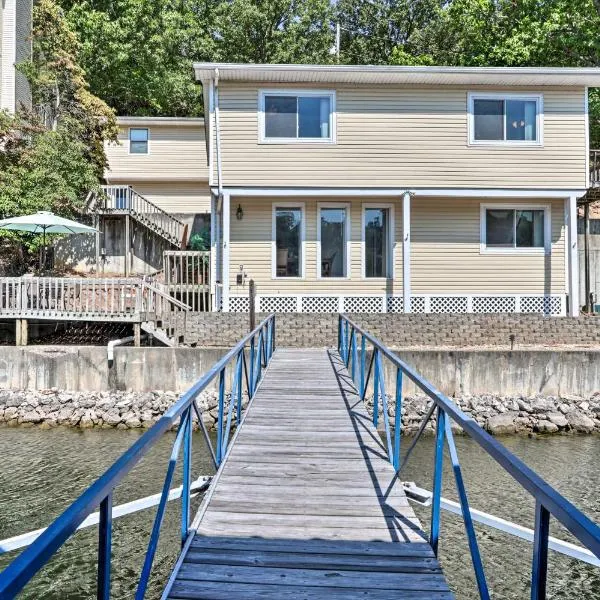 Dock and Lake Ozark Access Pet-Friendly Retreat，位于奥沙克湖的酒店