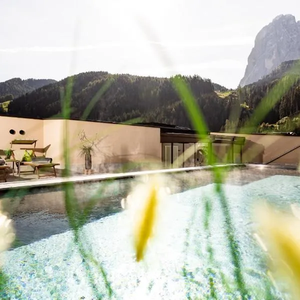 Hotel Touring Dolomites，位于圣克里斯蒂娜的酒店