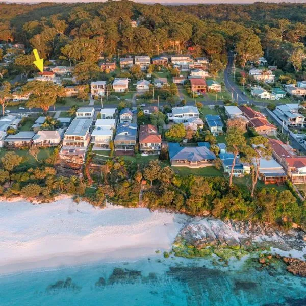 Sandals at the Bay Downstairs Hyams Beach，位于海姆斯海滩的酒店