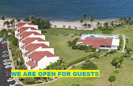 圣克罗伊海滩俱乐部网球度假酒店，位于Solitude的酒店