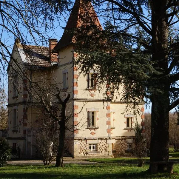 Petit château Le Piot，位于Maubec的酒店