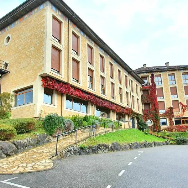 阿利昂达斯冬青树酒店，位于Miyares的酒店