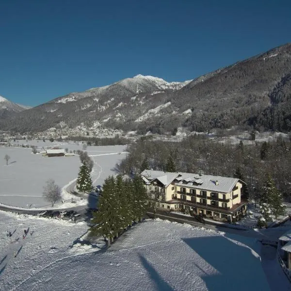 里约酒店，位于卡德尔佐内的酒店