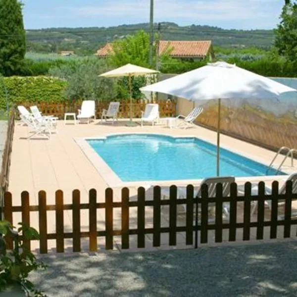 Maison de 2 chambres avec piscine partagee jardin clos et wifi a Vaison la Romaine，位于Puyméras的酒店