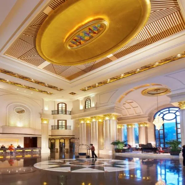 宁波凯洲皇冠假日酒店，位于Hexin的酒店