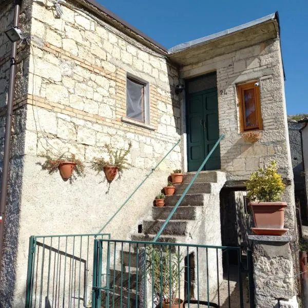Rustic Remote Traditional Family Farmhouse Casa Celestina Abruzzo 49 Macchiametola，位于Roccamorice的酒店