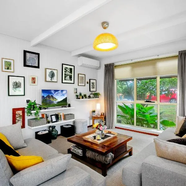 Cosy Cottage 2BR, NETFLIX, Private Garden Terrace，位于Nyora的酒店