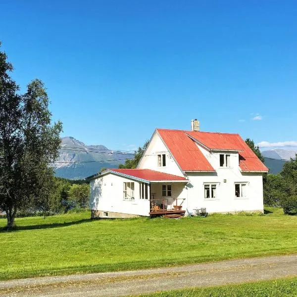 6 person holiday home in Storsteinnes，位于Mestervik的酒店