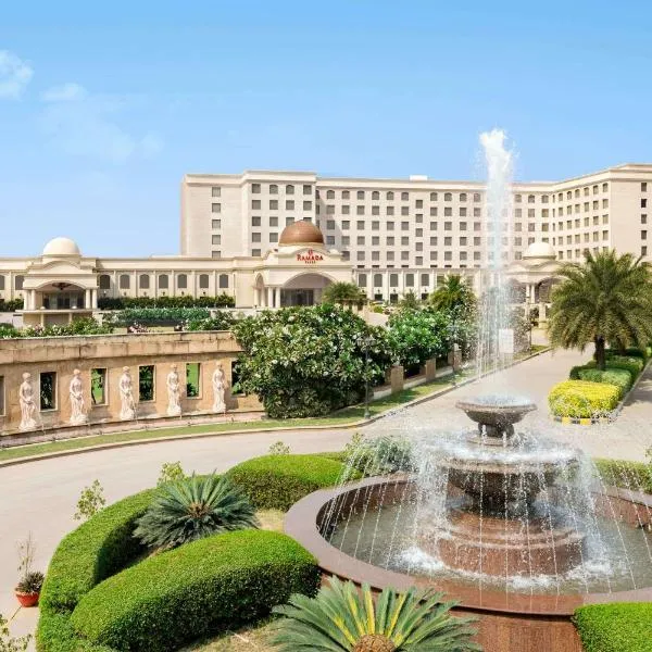 Ramada by Wyndham Lucknow Hotel and Convention Center，位于Saraiyān的酒店