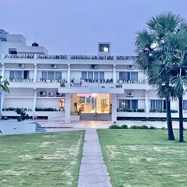 Riviera Beach Resort,位于Chīrāla的酒店