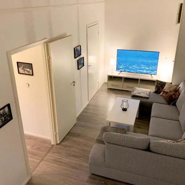 Wanha Koulu Tahko Onnela, 4mh, Palju, Sauna, Tupakeittiö, Wifi, Liikuntasali, RinteetSpaRavintola 6km, Lemmikit OK, Edukas，位于Reittiö的酒店