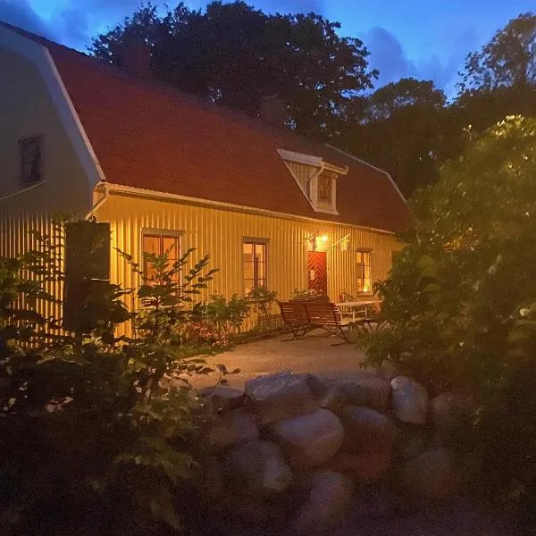 Hunnebostrands vandrarhem Gammelgården，位于Bovallstrand的酒店