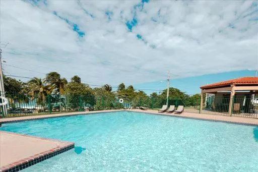 Oceania Apartments at Arecibo 681 Ocean Drive，位于Camuy的酒店