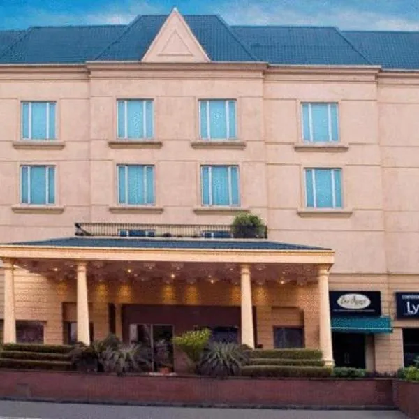 Savoy Suites Noida，位于Badarpur的酒店