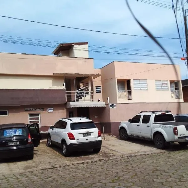 Apartamento Cond. Privê em Caiobá 2 quadras da beira mar próximo ao Restaurante Casa do Camarão，位于马蒂尼奥斯的酒店