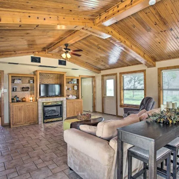 Pet-Friendly Efficiency Cottage w/ Pool!，位于Calera的酒店