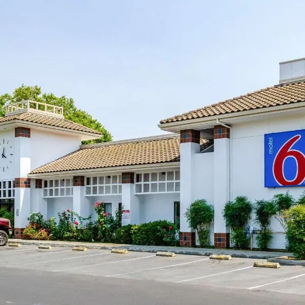 奥克代尔6号汽车旅馆，位于Escalon的酒店