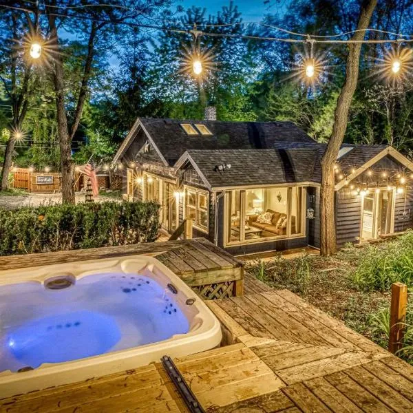 Secluded Fenced Cottage W Dune Top Hot Tub Near Hiking Dog Friendly，位于Miller的酒店