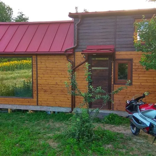 An original Tiny House WiFi, AC, Bikes, HO compatible，位于Pátka的酒店