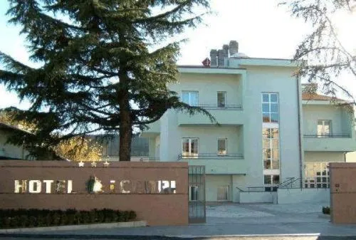 赛迪1号酒店，位于Camaione的酒店
